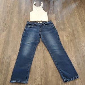 Levis mid rise size 8 straight leg